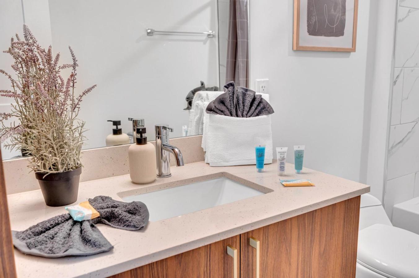 Amazing Unit In Downtown With Free Parking Apartamento *